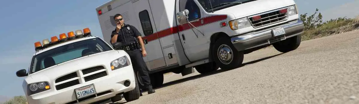 ambulancia y auto de policia