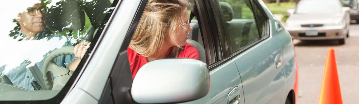 chica estacionando paralelo