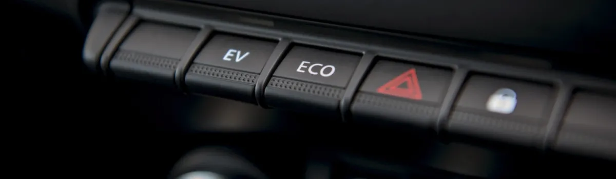 EV y ECO modos de conducción de un coche híbrido 