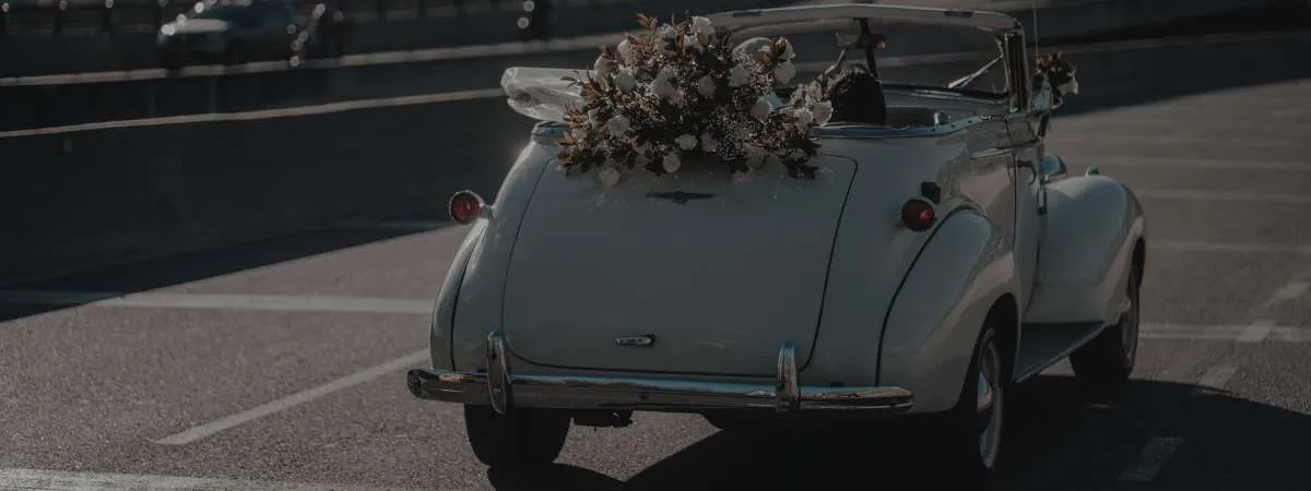 coche de bodas con flores puestas, descapotable blanco
