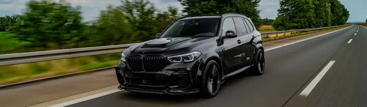 BMW X5 negro en la carretera