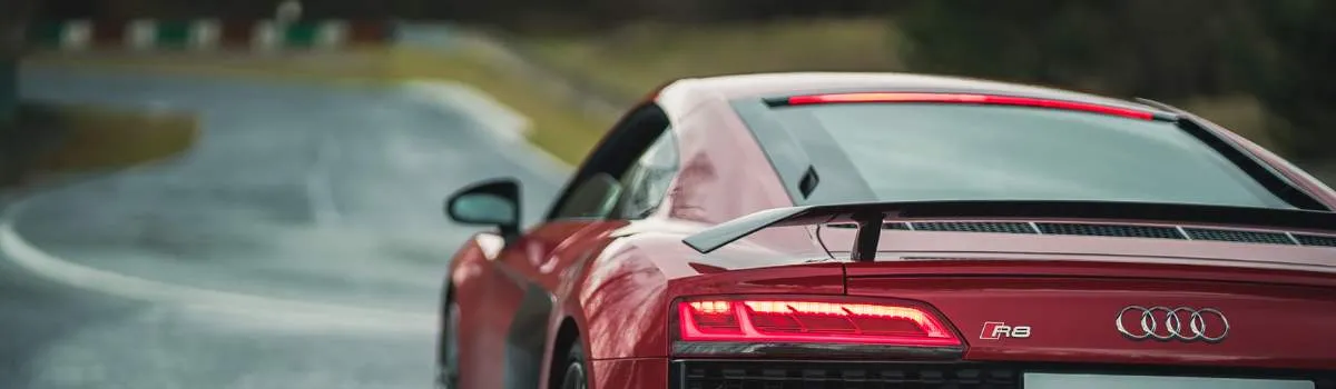 Audi R8 rojo en carretera