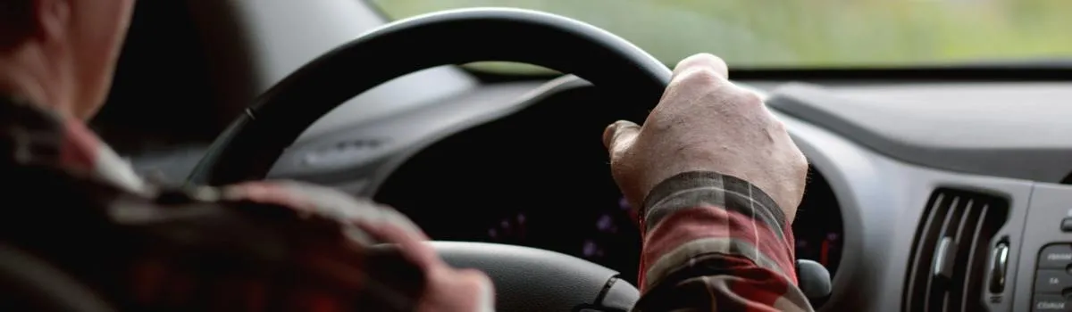 hombre conduciendo un coche