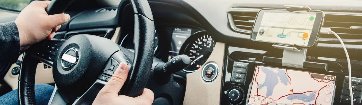 hombre conduciendo un coche