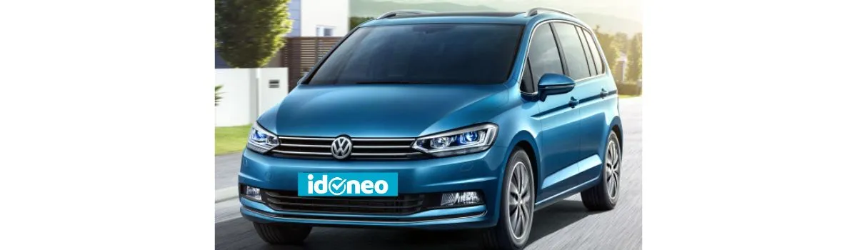 Volkswagen Touran azul desde alante