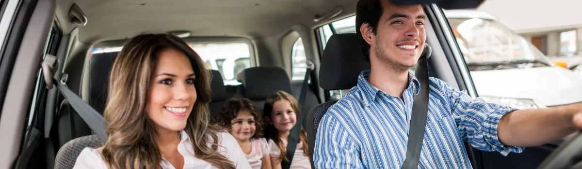 Familia en un coche turismo