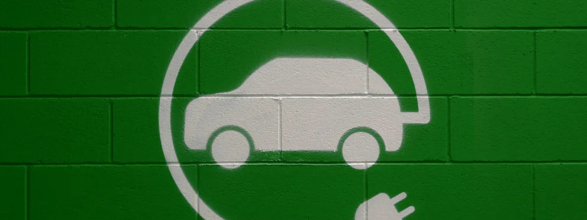 Simbolo vehículo elétrico con fondo verde