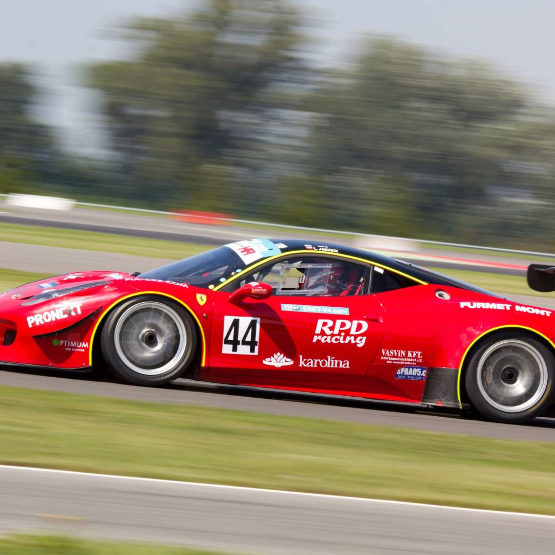 Ferrari rojo en circuito