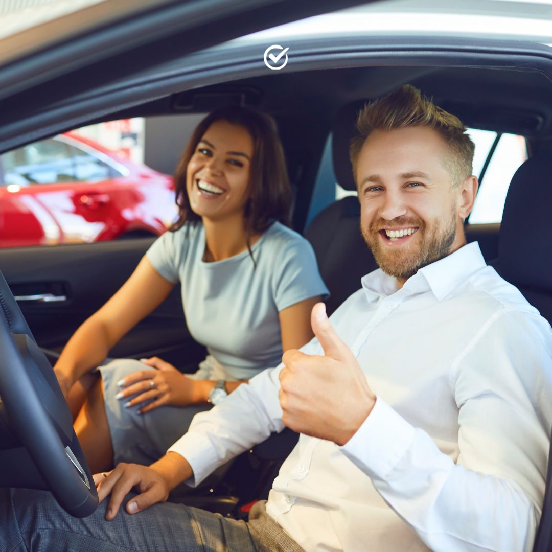 Personas en su coche nuevo