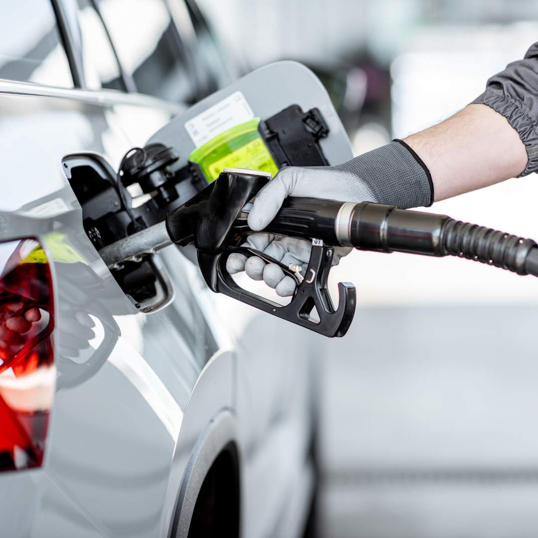 Surtidor de combustible en un coche blanco