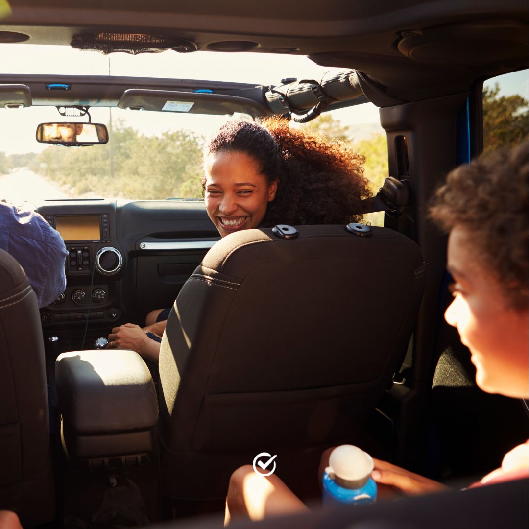 Familia en coche turismo