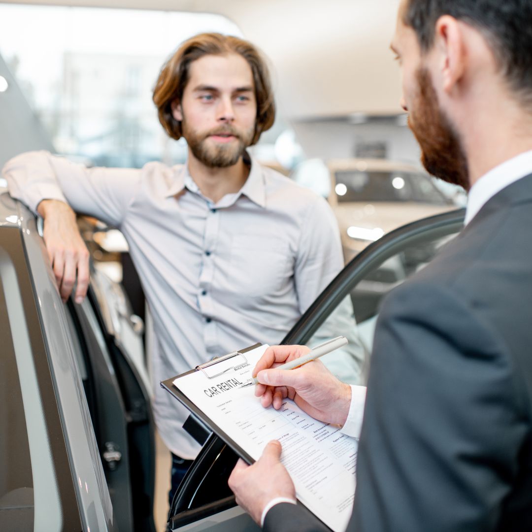 Persona en concesionario de coches